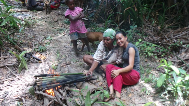Dr Sophie Chao (right) researched the life of the Marind-Anim tribe in Merauke for three years and her doctoral dissertation on the impact of oil palm plantations on the lives of the tribe won the 2019 best thesis award in Australia in the field of Asian Studies. (Submission: Sophie Chao)